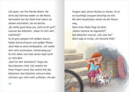 Gezeigt wird eine Innen- oder Zusatzansicht von „Zauberkätzchen“. Die Seite zeigt eine junge, rothaarige Mädchenfigur, die liebevoll ein graues Kätzchen mit weißem Bauch und Pfoten streichelt. Die Farben sind sanft und freundlich, mit einem hellblauen Hintergrund. Die Typografie ist klar und gut lesbar, in schwarzer Schrift auf weißem Grund, was die Lesbarkeit fördert. Szenenwechsel zwischen der Außentapete und dem Mädchen verdeutlicht emotionale Momente, die Zuneigung und Trost...