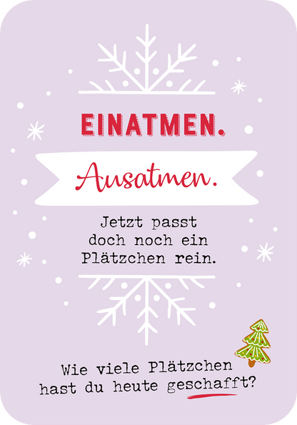 Gezeigt wird eine Innen- oder Zusatzansicht von „Abhängen im Advent“. Der Hintergrund ist in sanftem Lila gehalten, verziert mit weißen Schneeflocken. Zentrale Elemente umfassen den Text „EINATMEN. Ausatmen.“ in kräftigem Rot und einer verspielten Schriftart. Darunter steht in schwarzem Text: „Jetzt passt doch noch ein Plätzchen rein.“ Ein grüner Weihnachtsbaum in der unteren rechten Ecke ergänzt das weihnachtliche Design.