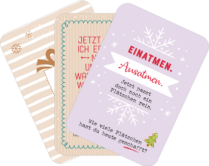 Gezeigt wird eine Innen- oder Zusatzansicht von „Abhängen im Advent“. Die drei Karten präsentieren unterschiedliche Designs: eine mit schlichten, braunen Streifen und einer Geschenk-Illustration, eine mit grüner, verschnörkelter Schrift und rotem Text sowie eine in sanftem Lila mit großen, weißen Schriftzügen und Schneeflocken-Motiven. Die Typografie ist modern und klar, ergänzt durch weihnachtliche Illustrationen und Farben, die eine festliche Stimmung vermitteln.