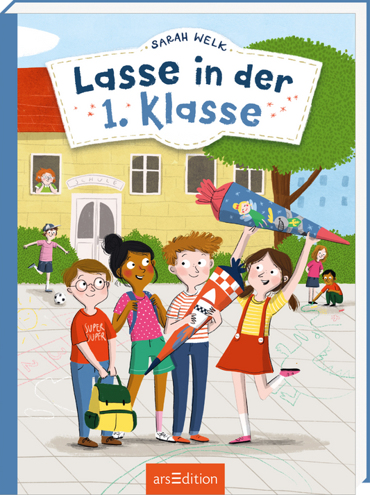 Das Buchcover zeigt eine fröhliche Szene vor einem gelben Schulhaus im Hintergrund. Vier Kinder stehen auf einem Schulhof, der mit spielenden Kindern belebt ist. Ein Mädchen hält einen bunten Schulranzen und zwei Kinder Schultüten. Der Titel „Lasse in der 1. Klasse“ ist in großen, blauen Buchstaben oben auf dem Cover platziert. Darüber ist der Name der Autorin „Sarah Welk“ zu sehen. Ganz unten mittig steht der Logoschriftzug von arsEdition.