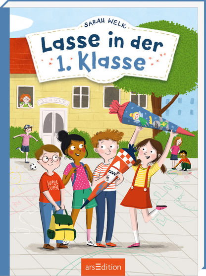 Das Buchcover zeigt eine fröhliche Szene vor einem gelben Schulhaus  im Hintergrund. Vier Kinder stehen auf einem Schulhof, der mit spielenden Kindern belebt ist. Ein Mädchen hält einen bunten Schulranzen und zwei Kinder Schultüten. Der Titel „Lasse in der 1. Klasse“ ist in großen, blauen Buchstaben oben auf dem Cover platziert. Darüber ist der Name der Autorin „Sarah Welk“ zu sehen. Ganz unten mittig steht der Logoschriftzug von arsEdition.
