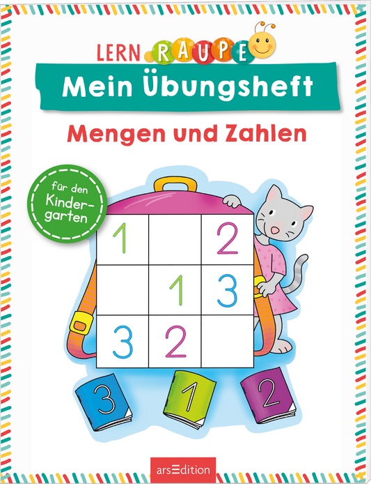 Bunte, verspielte Gestaltung des Buchcovers mit einer fröhlichen Raupe und einer niedlichen Katze, die neben einem Zahlenfeld steht. Die Farbpalette umfasst lebendige Töne von Blau, Pink und Gelb. Der Titel „Mein Übungsheft Mengen und Zahlen“ ist in einer kindgerechten Schriftart in Rot platziert. Oben links befindet sich ein grüner Button mit dem Text „für den Kindergarten“. Ganz unten mittig steht der Logoschriftzug von arsEdition.