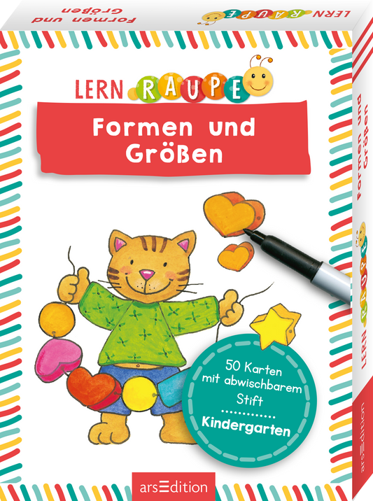 Das Buchcover zeigt eine farbenfrohe, kindgerechte Illustration einer Katze mit einem gestreiften grünen Pullover, die mit verschiedenen bunten Formen wie Herzen und Sternen spielt. Der Titel „LERN RAUPE – Formen und Größen“ ist in auffälliger roter Schrift auf einem hellen Hintergrund platziert. Unterhalb der Illustration befinden sich der Hinweis „50 Karten mit abwischbarem Stift“ und der Vermerk „Kindergarten“. Ganz unten mittig steht der Logoschriftzug von arsEdition.