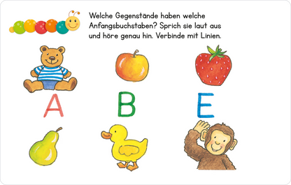 Gezeigt wird eine Innen- oder Zusatzansicht von „Lernraupe – Wortspiele“. Auf einem weißen Hintergrund sind bunte, handgezeichnete Illustrationen zu sehen. In der oberen Bildhälfte schlingt sich eine bunte Raupe. Darunter stehen die Anweisungen in einer kindgerechten, leicht lesbaren Schrift. Es sind fünf abgebildete Objekte: ein Bär, ein Apfel, eine Erdbeere, eine Birne und ein Entchen, die jeweils mit groß geschriebenen Buchstaben A, B, D und E gekennzeichnet sind. Farblich...