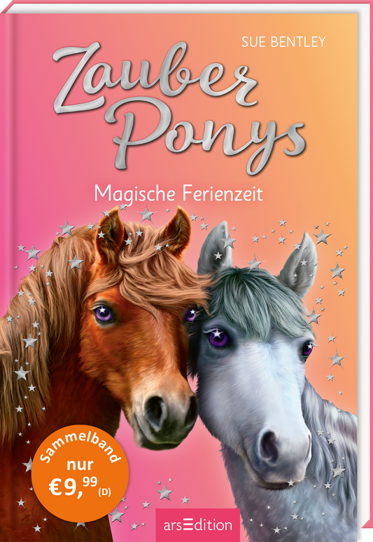 Das Buchcover zeigt zwei farbenfrohe, lebendige Ponys, eines mit rotem Fell und dunkler Mähne, das andere in hellem Grau mit einer blonden Mähne. Der Hintergrund wechselt von sanften Rosa- zu Orangetönen und ist mit funkelnden Sternen ausgestattet, was eine magische Atmosphäre schafft. Der Titel „Zauber Ponys“ ist in geschwungener, silberner Schrift platziert, darunter steht „Magische Ferienzeit“ in einer klaren, grauen Schrift. Oben links ist der Name der Autorin, Sue Bentley, zu...