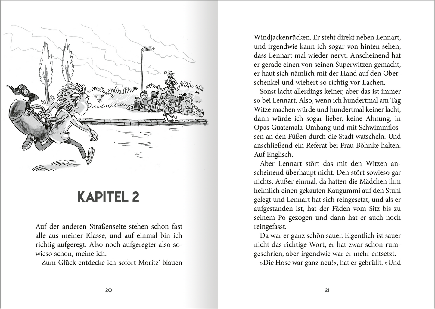 Gezeigt wird eine Innenansicht von „Klassenfahrt mit Opa“. Die Doppelseite zeigt  Text, der in einer klaren Schriftart in Schwarz auf weißem Hintergrund gesetzt ist. Links befindet sich eine schwarz-weiße Illustration, die Kinder zeigt. Die Kapitelüberschrift „KAPITEL 2“ ist deutlich hervorgehoben und in Großbuchstaben dargestellt.