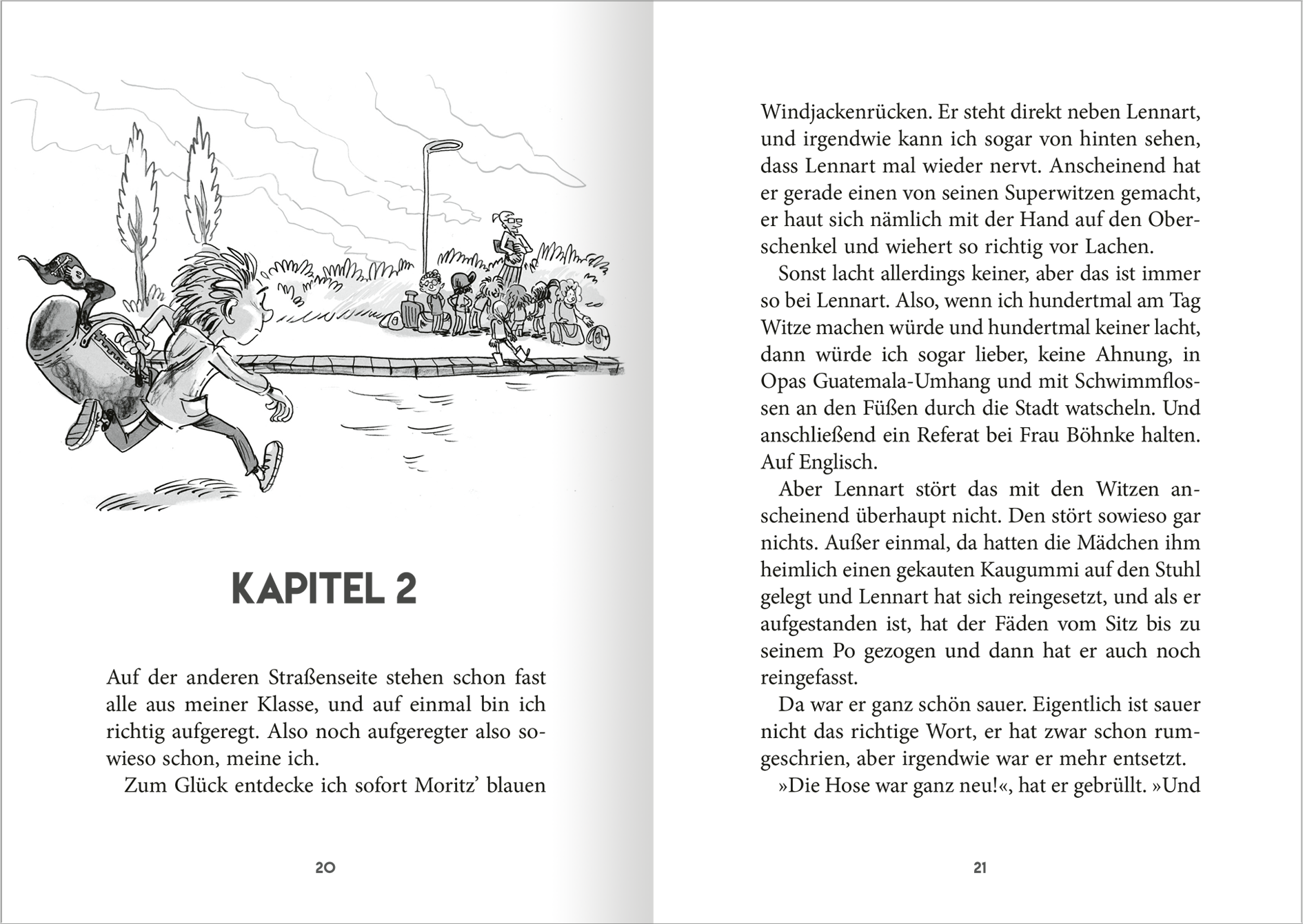 Gezeigt wird eine Innenansicht von „Klassenfahrt mit Opa“. Die Doppelseite zeigt  Text, der in einer klaren Schriftart in Schwarz auf weißem Hintergrund gesetzt ist. Links befindet sich eine schwarz-weiße Illustration, die Kinder zeigt. Die Kapitelüberschrift „KAPITEL 2“ ist deutlich hervorgehoben und in Großbuchstaben dargestellt.