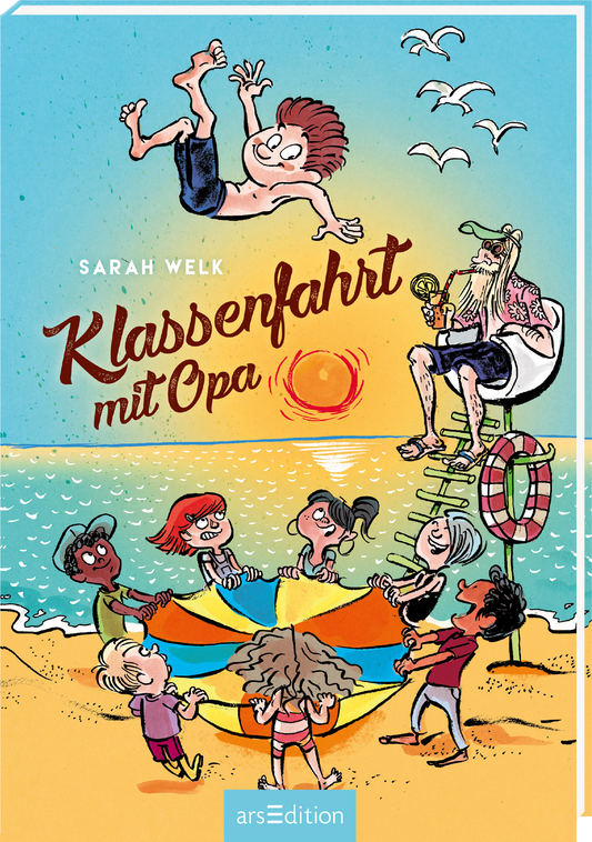 Auf dem Buchcover von „Klassenfahrt mit Opa“ von Sarah Welk sind mehrere fröhliche Kinder zu sehen, die an einem sonnigen Strand spielen, während der Opa auf einem Hochstuhl sitzt und zusieht. Die Farben sind hell und lebendig, mit einem strahlend blauen Himmel und einem sandigen Strand im Hintergrund. Der Titel ist in einer geschwungenen, braunen Schrift hervorgehoben. Ganz unten mittig steht der Logoschriftzug von arsEdition.