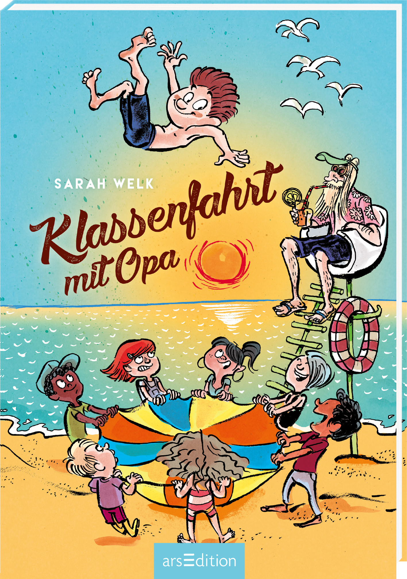 Auf dem Buchcover von „Klassenfahrt mit Opa“ von Sarah Welk sind mehrere fröhliche Kinder zu sehen, die an einem sonnigen Strand spielen, während der Opa auf einem Hochstuhl sitzt und zusieht. Die Farben sind hell und lebendig, mit einem strahlend blauen Himmel und einem sandigen Strand im Hintergrund. Der Titel ist in einer geschwungenen, braunen Schrift hervorgehoben. Ganz unten mittig steht der Logoschriftzug von arsEdition.