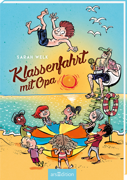 Auf dem Buchcover von „Klassenfahrt mit Opa“ von Sarah Welk sind mehrere fröhliche Kinder zu sehen, die an einem sonnigen Strand spielen, während der Opa auf einem Hochstuhl sitzt und zusieht. Die Farben sind hell und lebendig, mit einem strahlend blauen Himmel und einem sandigen Strand im Hintergrund. Der Titel ist in einer geschwungenen, braunen Schrift hervorgehoben. Ganz unten mittig steht der Logoschriftzug von arsEdition.