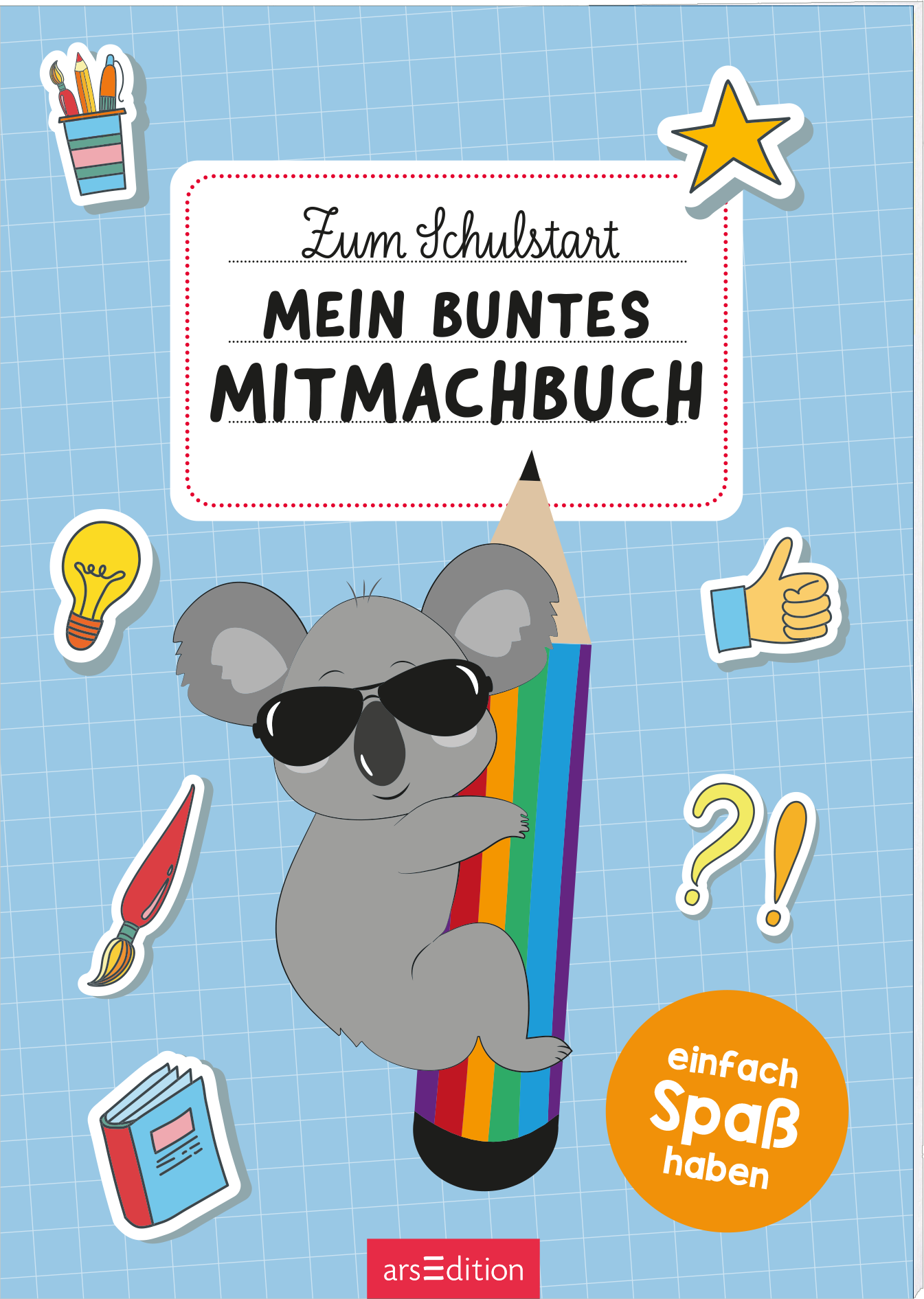 Das Buchcover zeigt einen niedlichen Koala mit Sonnenbrille, der an einem bunten Bleistift sitzt. Der Hintergrund ist hellblau mit einer karierten Struktur. Oben steht in rot-weißem Schriftzug „Zum Schulstart“ und darunter in großen, schwarzen Buchstaben „MEIN BUNTES MITMACHBUCH“. Verschiedene Symbole, wie eine Glühbirne und Daumen hoch, umgeben das Design und vermitteln ein spielerisches Gefühl. Ganz unten mittig steht der Logoschriftzug von arsEdition.