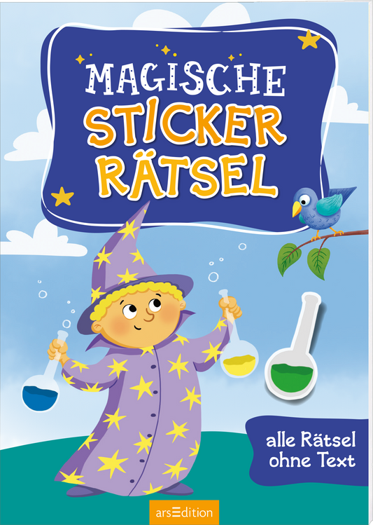Das Buchcover zeigt einen fröhlichen, blonden Jungen in einem lila Zaubererhut mit goldenen Sternen. Er hält in jeder Hand eine Flasche mit bunten Flüssigkeiten: eine grüne und eine blaue. Im Hintergrund sind hellblaue Himmel mit weißen Wolken sowie ein kleiner, blauer Vogel dargestellt, der auf einem Ast sitzt. Der Titel „MAGISCHE STICKER RÄTSEL“ ist in auffälligen, gelben Buchstaben mit weißen Akzenten geschrieben. Ganz unten mittig steht der Logoschriftzug von arsEdition.