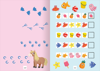 Gezeigt wird eine Innen- oder Zusatzansicht von „Tierische Sticker-Rätsel“. Die Seite zeigt eine harmonische Aufteilung in zwei Bereiche: links eine pastellrosa Fläche mit blauen Silhouetten von Vögeln und tierischen Fußspuren; rechts ein hellblauer Hintergrund, der farbenfrohe Illustrationen von Fischen, Sternen, Süßigkeiten und Eimern zeigt. Die typografische Gestaltung verwendet klare, gut lesbare Zahlen für die Seitenzahlen. Die insgesamt spielerische und ansprechende Gestaltung...