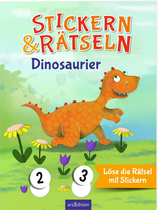 Das Buchcover zeigt einen fröhlichen, orangefarbenen Dinosaurier mit einem lächelnden Gesicht, umgeben von bunten Blumen in lila, gelb und weiß. Der Titel „STICKERN &amp; RÄTSELN“ steht in großen, auffälligen, roten Buchstaben oben, während „Dinosaurier“ in lila darunter geschrieben ist. Die Zahlen „2“ und „3“ sind in einem weißen, kreisförmigen Design am unteren Rand platziert. Ganz unten mittig steht der Logoschriftzug von arsEdition.