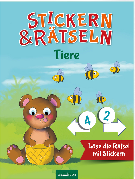 Auf dem Buchcover „STICKERN &amp; RÄTSELN – Tiere“ ist ein niedlicher Bär zu sehen, der fröhlich in einem Korb sitzt. Der Hintergrund ist in sanften Blau- und Grüntönen gehalten, während die Titeltypografie in kräftigem Rot und lebendigem Grün leuchtet. Um den Bären schwirren bunte Bienen, die die verspielte Atmosphäre unterstreichen. In der rechten unteren Ecke steht der Hinweis „Löse die Rätsel mit Stickern“ in einer klaren Schrift. Ganz unten mittig steht der...