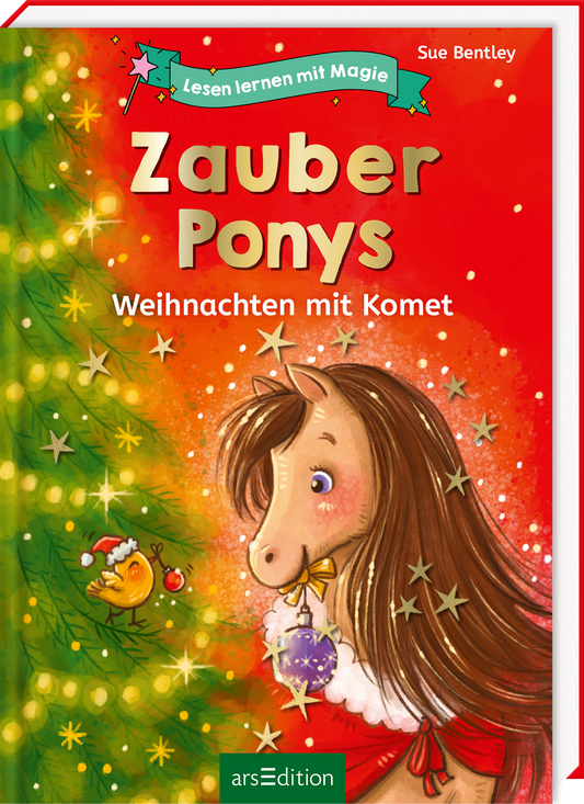Auf dem Cover des Buches „Zauber Ponys: Weihnachten mit Komet“ von Sue Bentley dominieren warme Rottöne. Im Vordergrund ist ein freundliches Pony mit langen, braunen Haaren und einer Weihnachtskugel um den Hals zu sehen. Neben dem Pony sitzt ein kleiner Vogel. Im Hintergrund funkeln Lichter einer prächtigen Tanne, die mit goldenen Sternen verziert ist. Oben befindet sich ein Banner mit dem Text „Lesen lernen mit Magie“. Ganz unten mittig steht der Logoschriftzug von arsEdition.