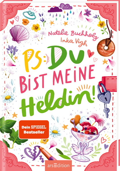 Auf dem Buchcover „PS: Du bist meine Heldin!“ von Natalie Buchholz und Inka Vigh erscheint der Titel in großen, bunten Buchstaben, wobei „Heldin!“ in einem verspielten Grünton hervorgehoben ist. Um den Titel herum sind verschiedene Illustrationen von Herzen, Blumen und Muscheln in leuchtenden Farben zu sehen, die eine fröhliche und einladende Atmosphäre schaffen. In der unteren linken Ecke befindet sich ein Hinweis in orange: „Dein SPIEGEL Bestseller-Autorin“. Ganz unten mittig...