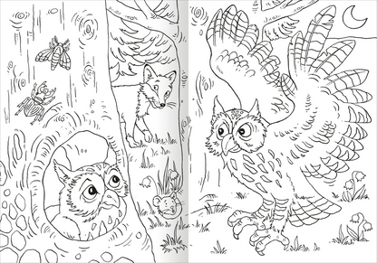 Gezeigt wird eine Innen- oder Zusatzansicht von „Das superdicke Malbuch – Tiere“. Die Illustration zeigt eine Waldszene mit einer Eule im Vordergrund, die auf ihr Nest im Baum zufliegt, und einem Fuchs im Hintergrund. Umgeben von Pflanzen und weiteren Tieren sind die Konturen fein und detailreich gezeichnet. Die Farbgebung ist in Schwarz-Weiß gehalten, ideal für Ausmalen.