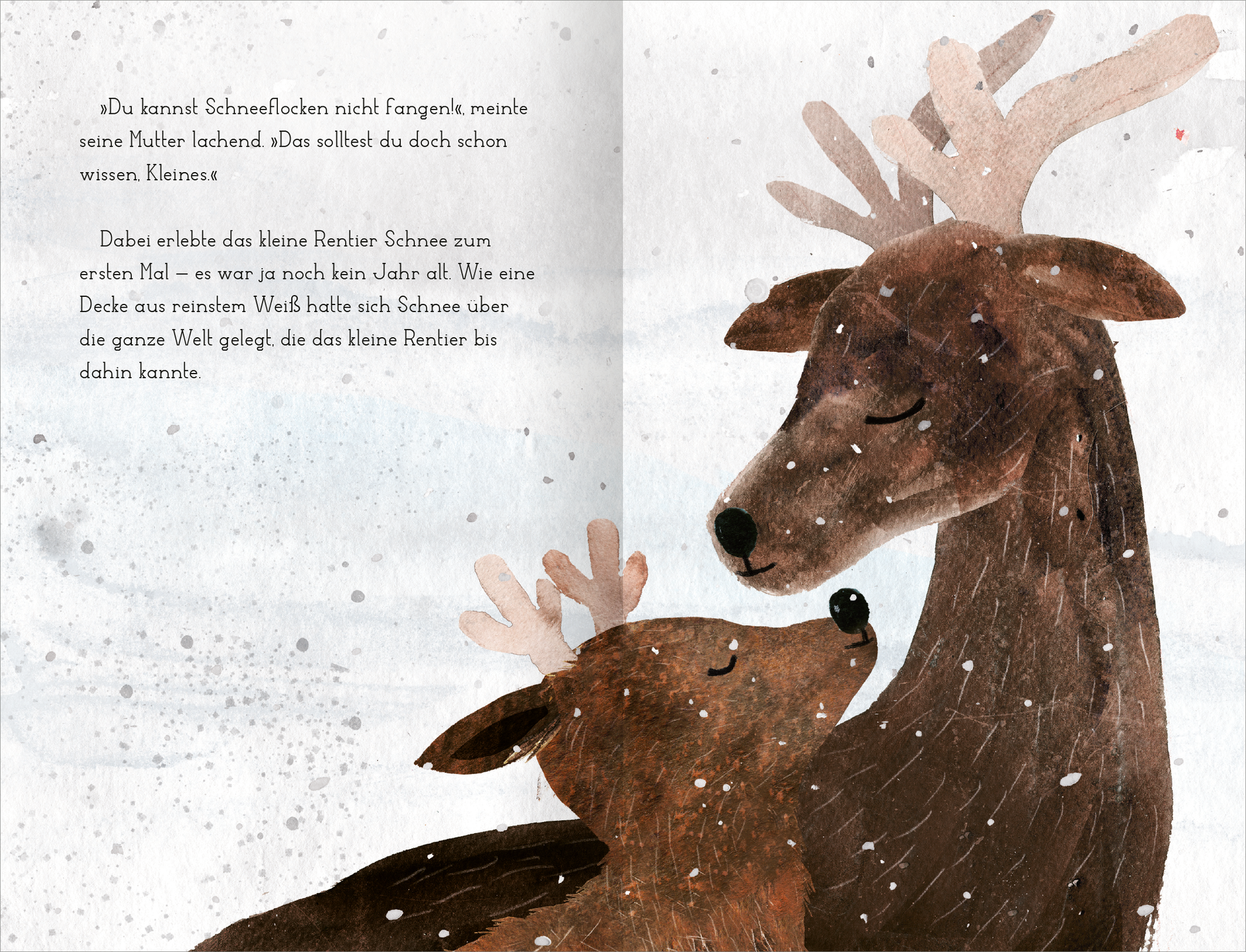 Gezeigt wird eine Innen- oder Zusatzansicht von „Das kleine Rentier und das Rotkehlchen“. Die Illustration zeigt ein schneebedecktes Landschaftsbild mit einem kleinen Rentier und seiner Mutter. Beide Tiere haben sanfte, braune Farbtöne, während die Schneeflocken in einem hellen Weiß leuchten. Der Hintergrund ist in grauen und blauen Tönen gehalten, was eine winterliche Stimmung vermittelt. Die Schrift ist kinderfreundlich gestaltet, gut lesbar und befindet sich auf der linken Seite der...