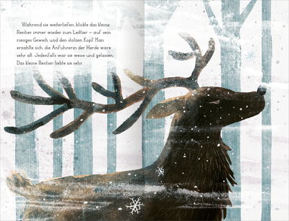 Gezeigt wird eine Innen- oder Zusatzansicht von „Das kleine Rentier und das Rotkehlchen“. Die Illustration zeigt ein kleines Rentier mit einem prächtigen Geweih, das vor einem verträumten, in sanften Blautönen gehaltenen Hintergrund steht. Weiße, schneebedeckte Bäume sind sichtbar, die eine winterliche Atmosphäre schaffen. Auf der linken Seite sind handschriftlich Textelemente in einer freundlichen, verspielten Typografie angeordnet, die die Erzählung unterstützen. Die Szenen sind...