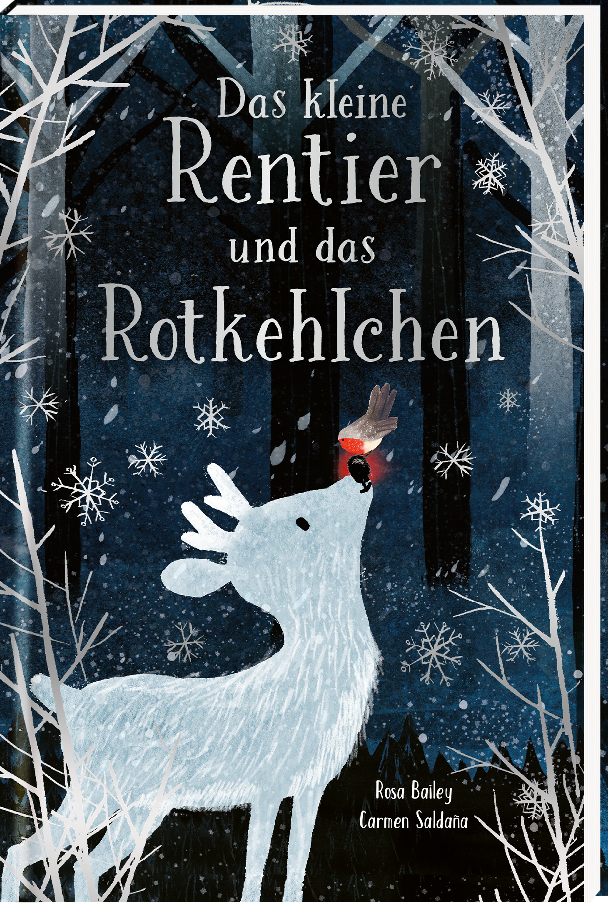 Das Buchcover zeigt einen verschneiten Wald mit hohen, dunklen Bäumen. Im Vordergrund steht ein weißes Rentier, das einen kleinen roten Vogel auf der Nase balanciert. Die Farbpalette umfasst sanfte Blau- und Weißtöne, die eine winterliche Atmosphäre schaffen. Der Titel „Das kleine Rentier und das Rotkehlichen“ ist in verspielter, handgeschriebener Typografie gestaltet und weiß gehalten, während die Namen der Autorinnen, Rosa Bailey und Carmen Saldana, kleiner darunter stehen. Ganz...