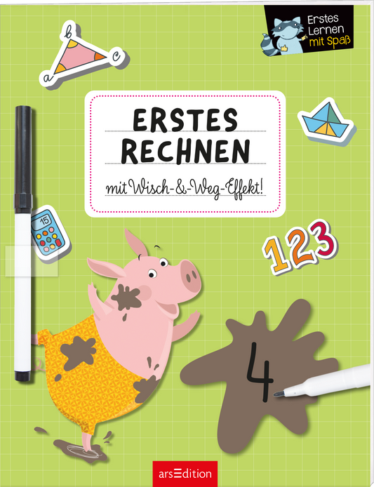 Zu sehen ist die 3D-Ansicht des Titels. Das Buchcover zeigt einen hellgrünen Hintergrund mit kariertem Muster. In der Mitte steht in großen, schwarzen Buchstaben „ERSTES RECHNEN mit Wisch-&-Weg-Effekt!“ in schwarzer Schrift. Ein niedliches, rosa Schweinchen mit einer gelben Hose tanzt im Matsch und steht neben einem braunen Farbklecks, der die Zahl 4 zeigt. Um das Schwein herum sind verschiedene Lernsymbole wie eine Taschenrechner-Illustration und ein Origami-Schiffchen zu sehen. Oben...