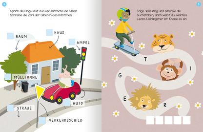 Gezeigt wird eine Innen- oder Zusatzansicht von „Erstes Lernen mit Spaß – Erstes Schreiben“. Die Seite zeigt eine bunte, kinderfreundliche Illustration mit verschiedenen Objekten wie einem Baum, einem Haus und einer Ampel, die durch eine Zeichnung mit einem Auto und einer lächelnden Figur ergänzt werden. Auf der rechten Seite verläuft ein geschwungener Weg, der von niedlichen Tierdarstellungen begleitet wird. Die Schrift ist klar und spielerisch, in sanften Farben, die eine einladende...