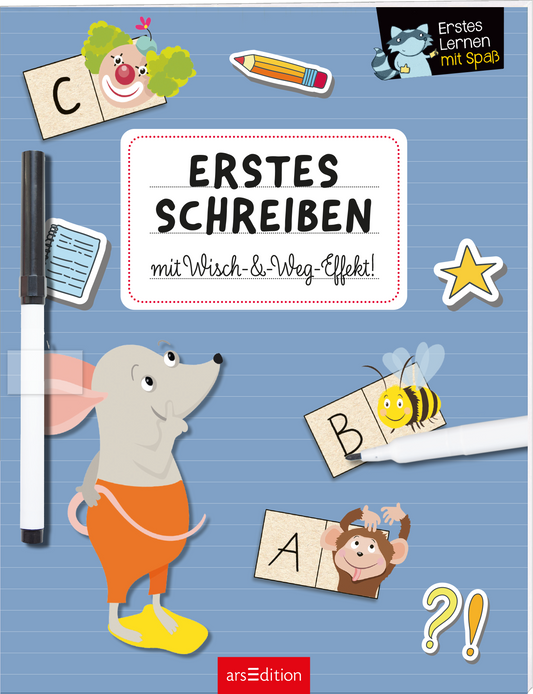 Zu sehen ist die 3D-Ansicht des Titels. Das Buchcover zeigt einen blauen, leicht linierten Hintergrund. In der Mitte schwebt ein weißes Rechteck mit dem Titel „ERSTES SCHREIBEN mit Wisch-&-Weg-Effekt!“. Zu sehen sind verschiedene kindgerechte Illustrationen: eine graue Maus mit orangener Hose, ein fröhliches Clown, eine Biene und mehrere Buchstaben-Karten. In der oberen Ecke befindet sich ein gelbes „Erstes Lernen mit Spaß“-Label. Ganz unten mittig steht der Logoschriftzug von...