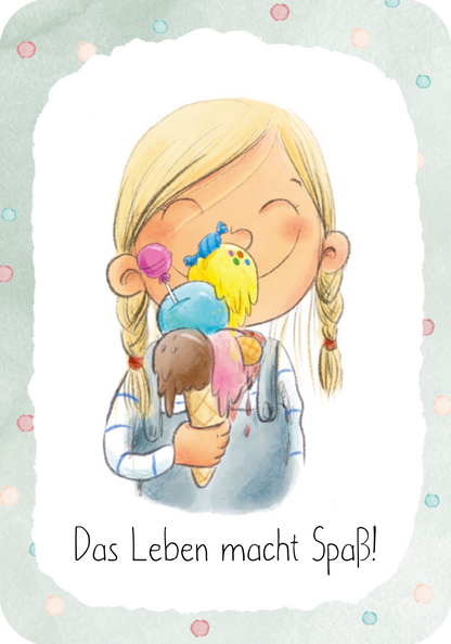 Gezeigt wird eine Innen- oder Zusatzansicht von „Mutmachkarten MARI“. Die Abbildung zeigt ein fröhliches Mädchen mit zwei blonden, geflochtenen Zöpfen, das freudig ein überdimensioniertes Eis mit vier Kugeln in bunten Farben hält. Die typischen Farben sind pastellig und umfassen Pink, Blau und Gelb. Am unteren Rand des Bildes steht in einer verspielten Schriftart der Spruch „Das Leben macht Spaß!“ auf weißem Hintergrund, umrahmt von einem sanften aquafarbenen Rahmen mit bunten...