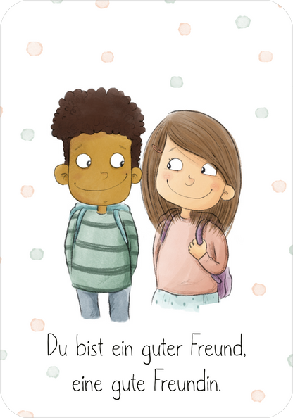 Gezeigt wird eine Innen- oder Zusatzansicht von „Mutmachkarten“. Die Karte zeigt eine freundliche Illustration zweier Kinder: ein Junge mit lockigem, dunklem Haar in einem gestreiften Oberteil und ein Mädchen mit langen, brünetten Haaren in einem pastellroten Oberteil und Rucksack. Beide schauen sich lächelnd an. Der Text „Du bist ein guter Freund, eine gute Freundin.“ steht in einer klaren, gut lesbaren Schrift am unteren Rand, umgeben von sanften farbigen Punkten auf einem weißen...