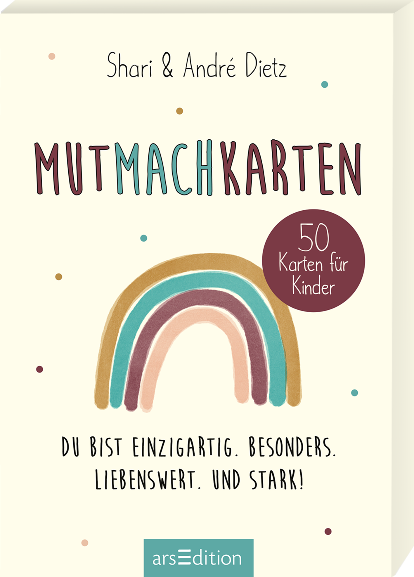 Das Kartencover zeigt einen sanften, hellgelben Hintergrund mit bunten Punkten. In der Mitte befindet sich ein einfach skizzierter Regenbogen in Gelb, Türkis, Rot und Rosa. Oben steht in großen, roten und blauen Buchstaben der Titel „MUTMACHKARTEN“, während der Störer „50 Karten für Kinder“ in einem runden, abgesetzten Bereich platziert ist. Der Text am unteren Rand lautet: „Du bist einzigartig. Besonders. Liebenswert. Und stark!“ Ganz unten mittig steht der Logoschriftzug von...