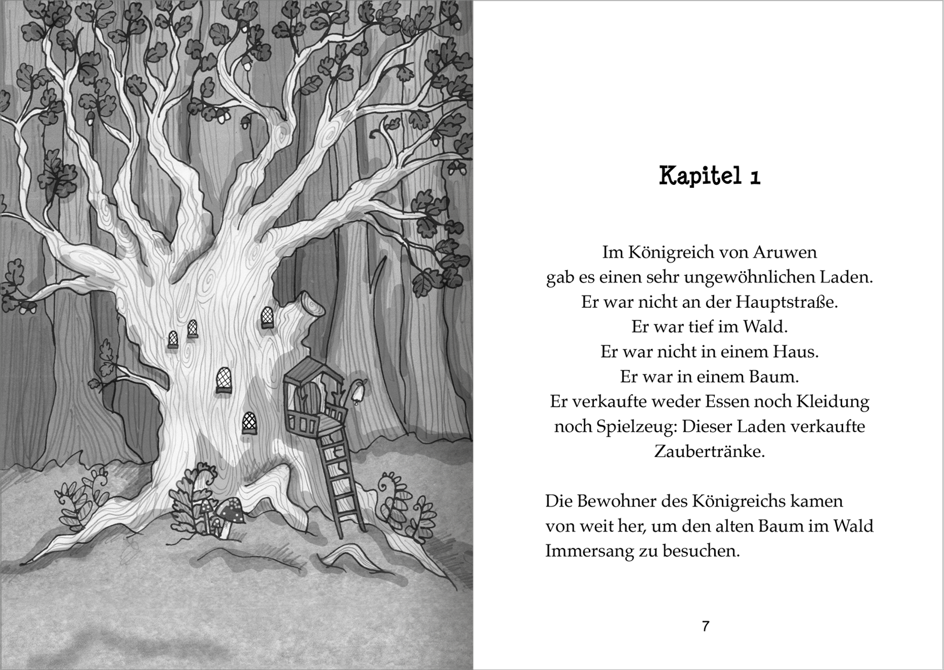 Gezeigt wird eine Innenansicht von „Der kleine Magier – Die Zauber-Apotheke“. Auf der linken Seite ist eine schwarz-weiße Illustration eines großen, knorrigen Baumes mit einem Baumhaus in dessen Nähe. Viele kleine Türen und Fenster sind in den Baum eingearbeitet. Auf der rechten Seite steht der Text des ersten Kapitels in einer klaren, gut lesbaren Schrift, die auf hellem Hintergrund platziert ist. Der Gesamteindruck vermittelt eine geheimnisvolle, fantasievolle Atmosphäre.