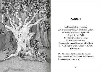 Gezeigt wird eine Innenansicht von „Der kleine Magier – Die Zauber-Apotheke“. Auf der linken Seite ist eine schwarz-weiße Illustration eines großen, knorrigen Baumes mit einem Baumhaus in dessen Nähe. Viele kleine Türen und Fenster sind in den Baum eingearbeitet. Auf der rechten Seite steht der Text des ersten Kapitels in einer klaren, gut lesbaren Schrift, die auf hellem Hintergrund platziert ist. Der Gesamteindruck vermittelt eine geheimnisvolle, fantasievolle Atmosphäre.