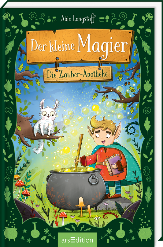 Das Cover zeigt einen kleinen Magier mit spitzen Ohren, der an einem großen, dampfenden Kessel steht. Er trägt ein rotes Outfit und hält ein Buch in der Hand. Neben ihm sitzt ein kleiner, weißer Fuchs auf einem Baumzweig. Der Hintergrund ist lebhaft mit grünen Farben und zahlreichen magischen Elementen, wie Pilzen und Glühbirnen. Der Titel „Der kleine Magier“ ist in großen, orangefarbenen Lettern über dem Bild platziert, darunter steht „Die Zauber-Apotheke“. Ganz unten mittig...