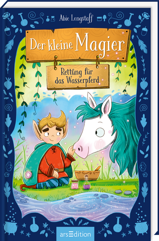 Auf dem Buchcover „Der kleine Magier – Rettung für das Wasserpferd“ von Abie Longstaff ist ein junger Magier mit blonden Haaren und einem roten Outfit zu sehen, der neugierig ein Wasserpferd betrachtet. Das Pferd hat eine schneeweiße Mähne und hängende Ohren. Das Cover ist in sanften Blau- und Grüntönen gehalten, um eine märchenhafte Atmosphäre zu schaffen. Oben befindet sich der Titel in großen, verspielten Buchstaben auf einem goldfarbenen Banner. Ganz unten mittig steht der...