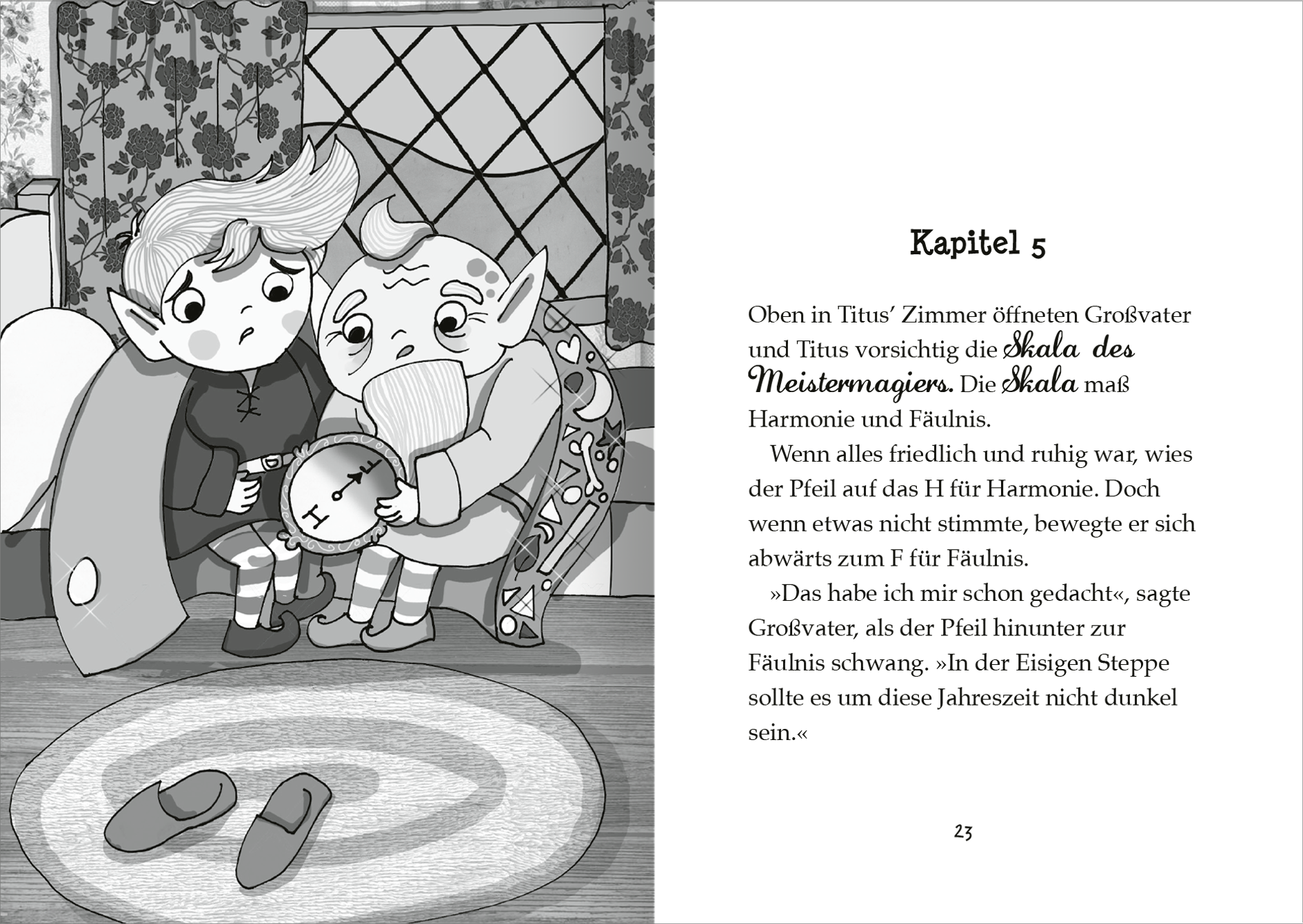 Gezeigt wird eine Innen- oder Zusatzansicht von „Der kleine Magier – Der Sternentrank“. Die Illustration zeigt zwei Charaktere, einen Jungen mit spitzen Ohren und einem anderen mit einem schelmischen Gesichtsausdruck, die auf einem gepolsterten Sessel sitzen. Sie halten eine Puppe in den Händen. Der Hintergrund ist in Grautönen mit detaillierten Fenstermustern und einem floralen Vorhang. Rechts ist der Text des Kapitels in einer klaren, gut lesbaren serifenlosen Schrift in...