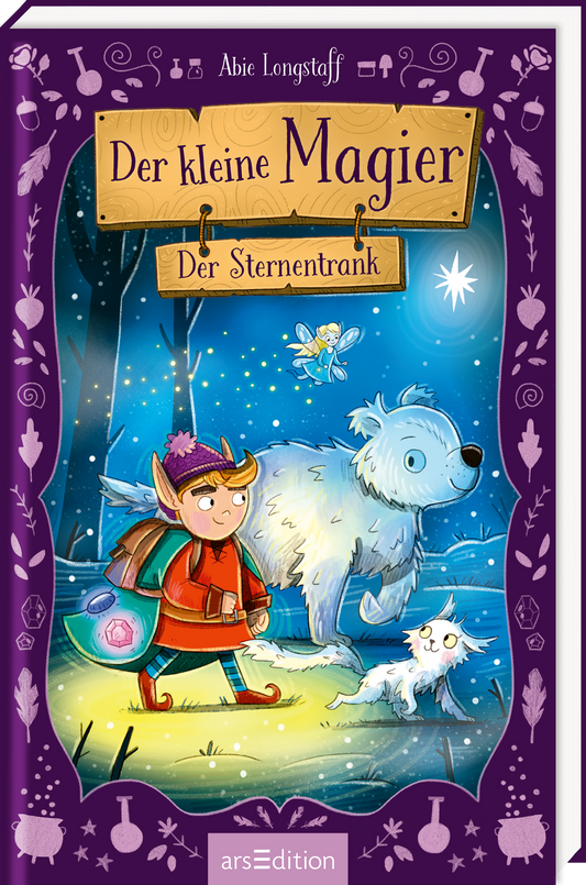 Das Buchcover zeigt einen kleinen Magier in einem bunten Outfit mit einem roten Cape, der mit einem weißen, bärenähnlichen Tier und einem kleinen, leuchtenden Wesen durch einen magischen Wald wandert. Der Hintergrund ist in kühlen Blau- und Lilatönen gehalten, was eine geheimnisvolle Atmosphäre erzeugt. Der Titel „Der kleine Magier“ steht in großen, gewölbten Buchstaben auf einem helleren Banner, während der Untertitel „Der Sternentrank“ in kleinerer Schrift darunter erscheint....