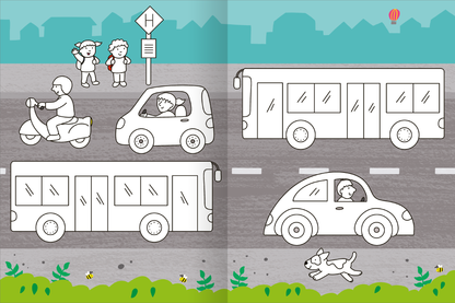 Gezeigt wird eine Innen- oder Zusatzansicht von „Mein großes buntes Malbuch – Fahrzeuge“. Die Seite zeigt eine bunt illustrierte Verkehrsszene mit verschiedenen Fahrzeugen wie einem Roller, Autos und Bussen auf einer grauen Straße. Im Hintergrund spielen zwei Kinder an einer Bushaltestelle. Die Perspektive ist aus der Höhe, um die Umgebung darzustellen, während grüne Pflanzen und Bienen am unteren Rand der Seite ein lebhaftes Element hinzufügen.