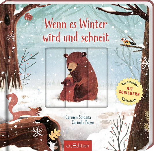 Das Buchcover zeigt eine winterliche Szene in sanften, kühlen Farbtönen. Im Vordergrund stehen ein brauner Bär und ihr behütetes Jungtier, umgeben von schneebedeckten Bäumen, die von roten und grünen Akzenten geprägt sind. Der Titel „Wenn es Winter wird und schneit“ ist in fröhlichem Rot Schriftzug in einem verspielten Stil platziert. In der oberen rechten Ecke ist ein gelber SPIEGEL-Bestseller-Button mit dem Text „Das besondere mit Schiebern Winter-Buch“ abgebildet. Ganz unten...
