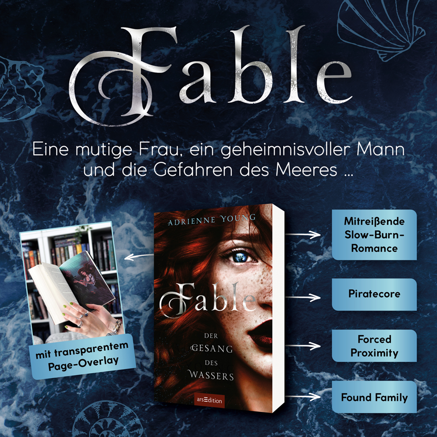 Gezeigt wird eine Innen- oder Zusatzansicht von „Fable – Der Gesang des Wassers“. Die Gestaltung ist geprägt von einer mystischen blauen Farbpalette, die maritime Elemente suggeriert. Die Titelgestaltung ist elegant, mit geschwungener Typografie und dem Titel „Fable“ in silberner Schrift. Das Cover zeigt eine rothaarige Frau mit geheimnisvollem Blick. Zusätzliche Textboxen erläutern thematische Schwerpunkte wie „Piratecore“ und „Forced Proximity“ in klarer, heller Schrift,...
