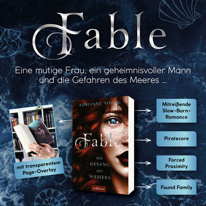 Gezeigt wird eine Innen- oder Zusatzansicht von „Fable – Der Gesang des Wassers“. Die Gestaltung ist geprägt von einer mystischen blauen Farbpalette, die maritime Elemente suggeriert. Die Titelgestaltung ist elegant, mit geschwungener Typografie und dem Titel „Fable“ in silberner Schrift. Das Cover zeigt eine rothaarige Frau mit geheimnisvollem Blick. Zusätzliche Textboxen erläutern thematische Schwerpunkte wie „Piratecore“ und „Forced Proximity“ in klarer, heller Schrift,...