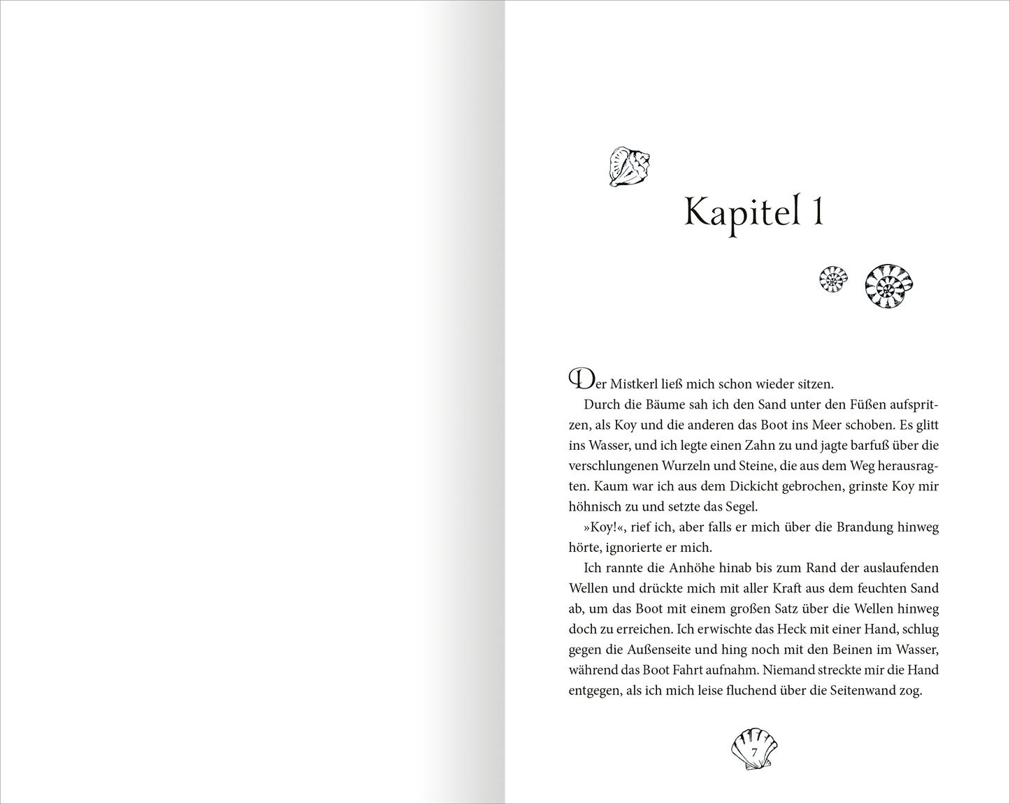 Gezeigt wird eine Innen- oder Zusatzansicht von „Fable – Der Gesang des Wassers“. Auf der rechten Seite ist der Beginn des Kapitels mit der Überschrift „Kapitel 1“ in elegantem, verschnörkeltem Schriftzug zu sehen. Die Textpassage ist in einer gut lesbaren Serifenschrift gestaltet, umgeben von dezenten Illustrationen in Form von Muscheln und Naturmotiven. Die linke Seite ist unbeschrieben.