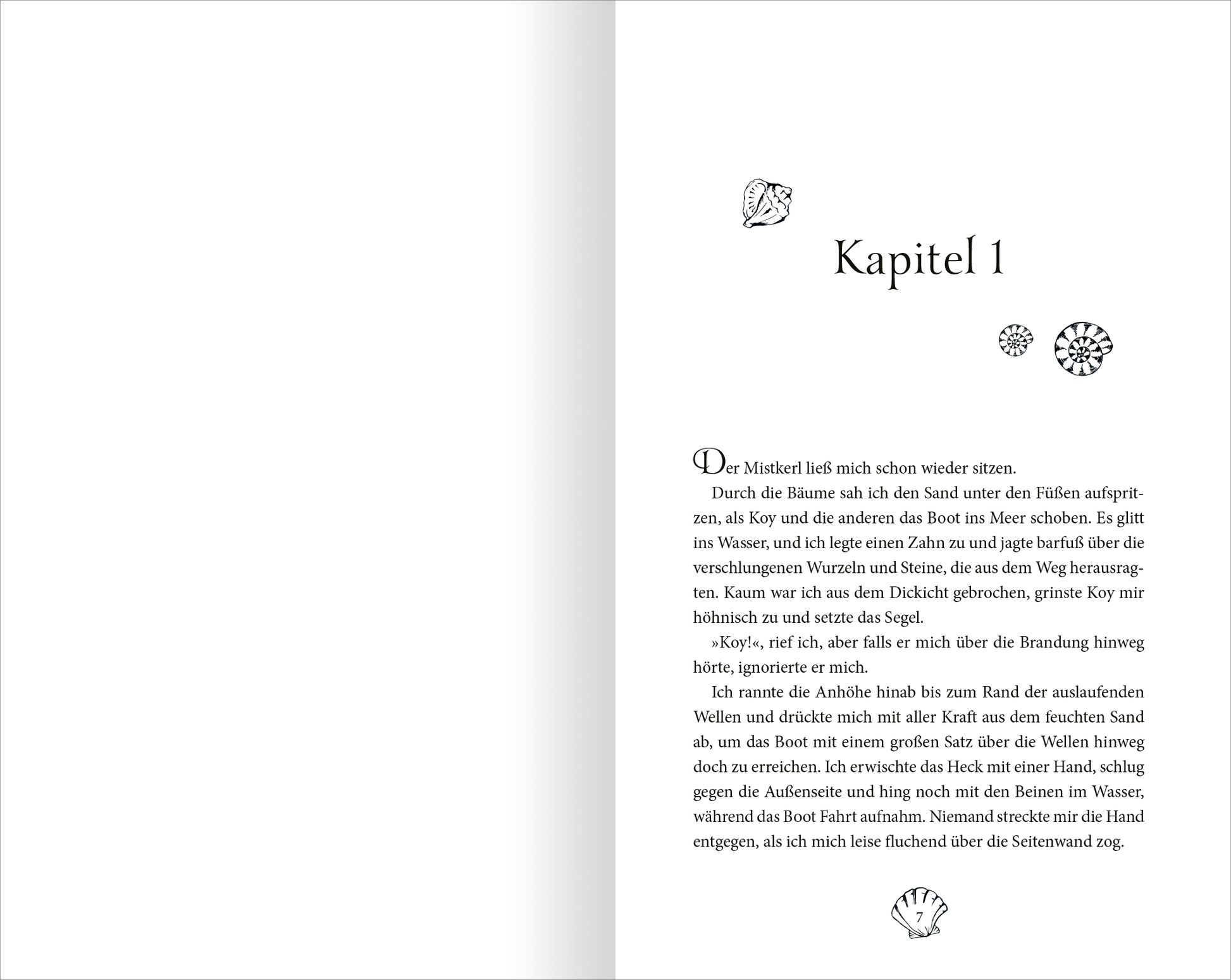 Gezeigt wird eine Innen- oder Zusatzansicht von „Fable – Der Gesang des Wassers“. Auf der rechten Seite ist der Beginn des Kapitels mit der Überschrift „Kapitel 1“ in elegantem, verschnörkeltem Schriftzug zu sehen. Die Textpassage ist in einer gut lesbaren Serifenschrift gestaltet, umgeben von dezenten Illustrationen in Form von Muscheln und Naturmotiven. Die linke Seite ist unbeschrieben.