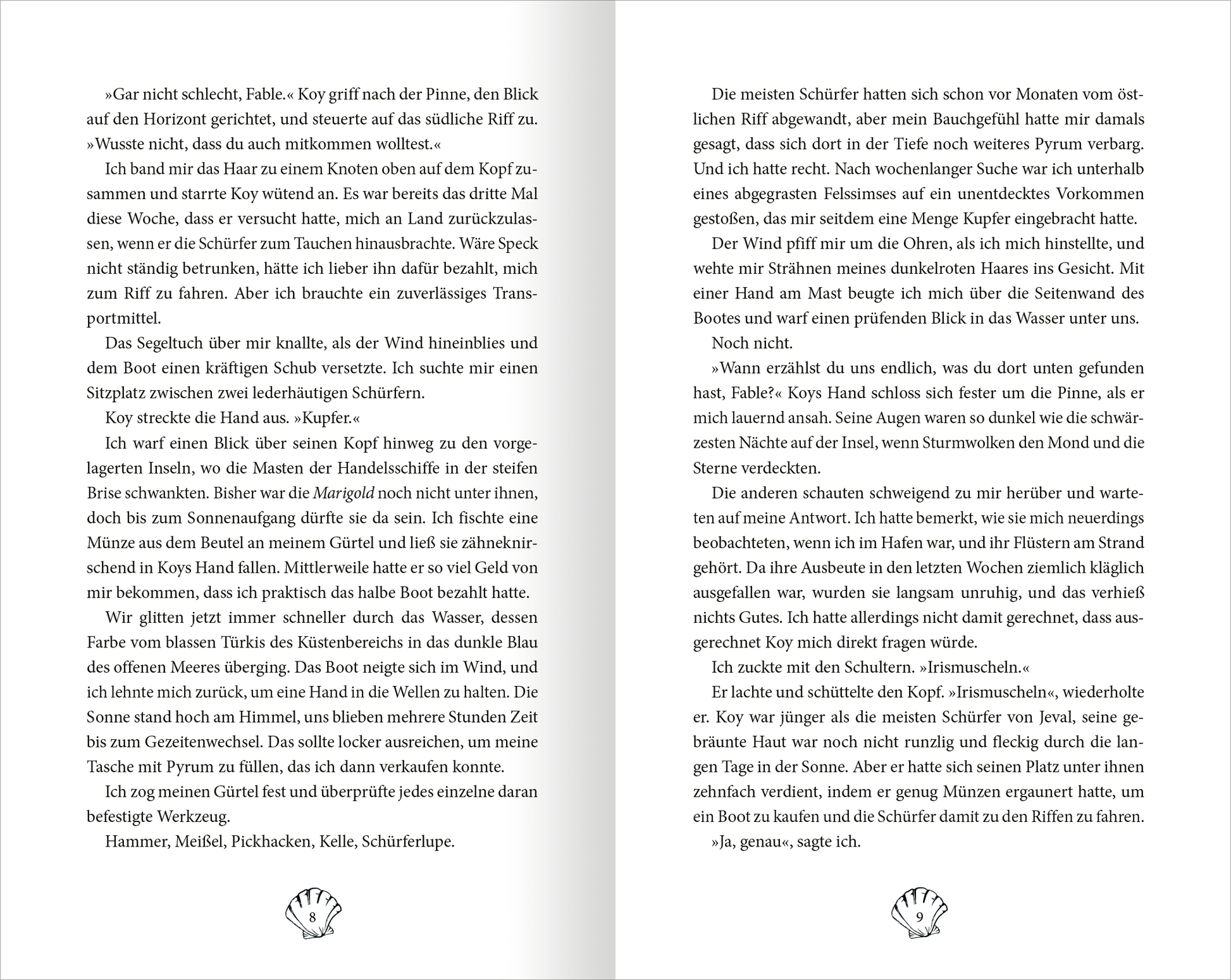 Gezeigt wird eine Innen- oder Zusatzansicht von „Fable – Der Gesang des Wassers“. Die Seiten sind im eleganten Layout mit schwarz-weißer Typografie gestaltet. Der Text ist in einer gut lesbaren Serifenschrift gesetzt, wobei die Kapitelüberschriften in einer größeren, markanten Schriftart hervorgehoben sind. Links und rechts oben sind feine, illustrative Elemente eingefügt.