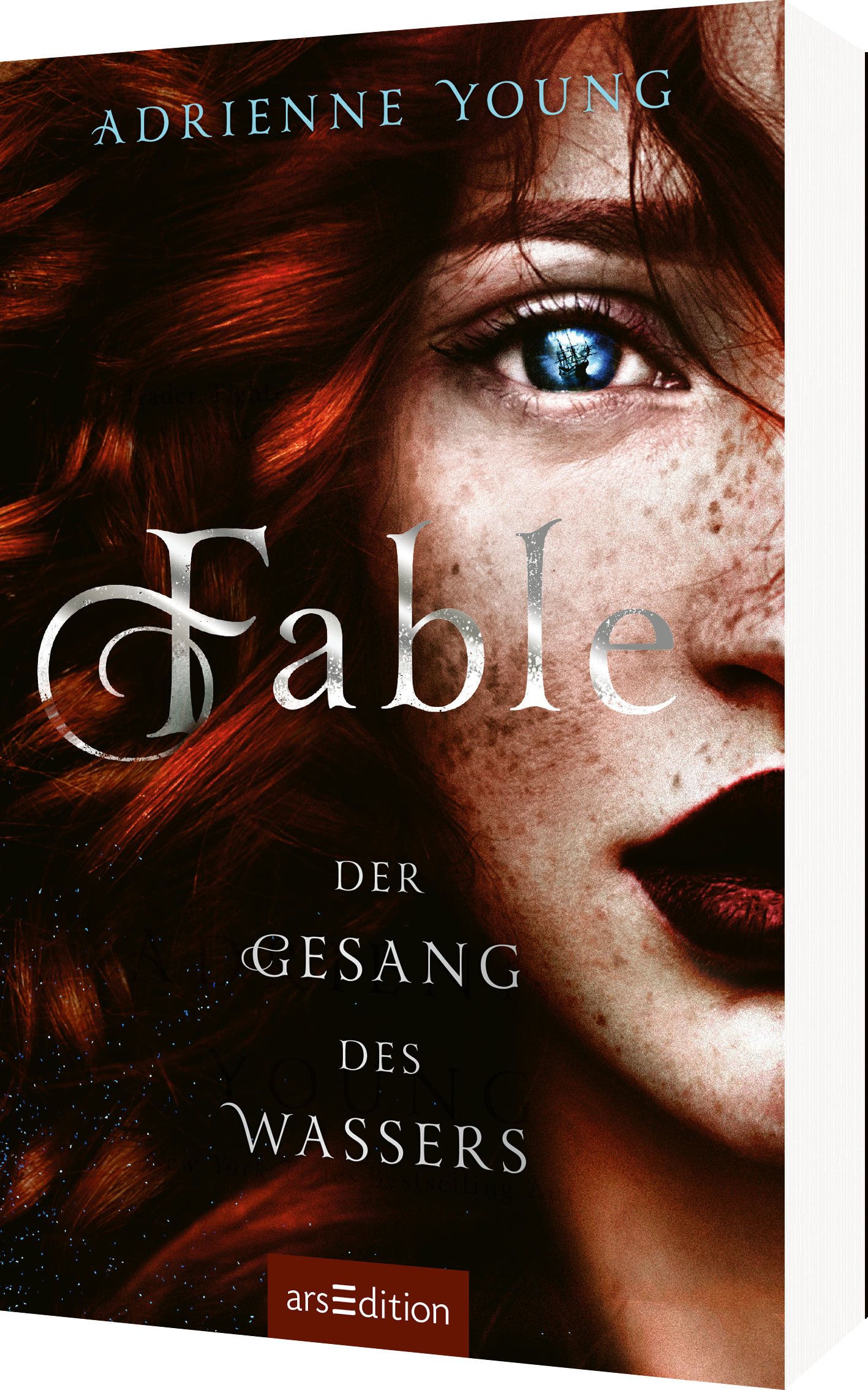 Das Buchcover zeigt die linke Gesichtshälfte einer Frau mit auffällig rotem Haar und einem ausdrucksstarken Blick. Der Titel „Fable“ ist in eleganter, geschwungener Schrift oben mittig platziert, während darunter der Untertitel „der Gesang des Wassers“ in schlichterer Schrift steht. Der Name der Autorin Adrienne Young ist am oberen Rand platziert. Ganz unten mittig steht der Logoschriftzug von arsEdition.