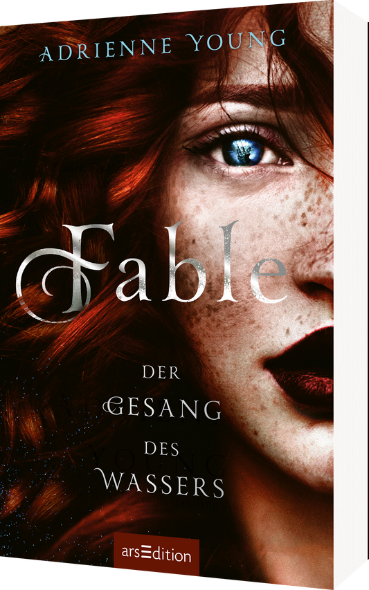 Das Buchcover zeigt die linke Gesichtshälfte einer Frau mit auffällig rotem Haar und einem ausdrucksstarken Blick. Der Titel „Fable“ ist in eleganter, geschwungener Schrift oben mittig platziert, während darunter der Untertitel „der Gesang des Wassers“ in schlichterer Schrift steht. Der Name der Autorin Adrienne Young ist am oberen Rand platziert. Ganz unten mittig steht der Logoschriftzug von arsEdition.