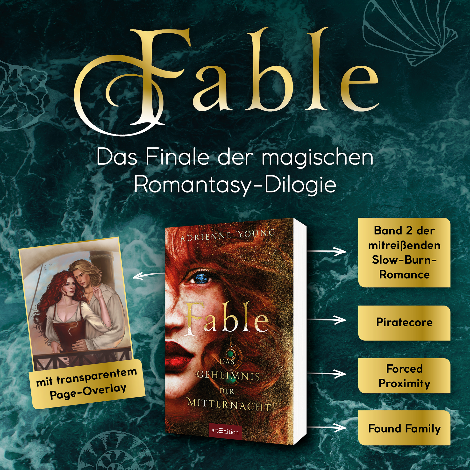 Gezeigt wird eine Innen- oder Zusatzansicht von „Fable – Das Geheimnis der Mitternacht“. Die Gestaltung umfasst eine tiefblaue Hintergrundfarbe mit aquatischen Elementen. Im Mittelpunkt steht das Buchcover, das mit goldenen Schriftzügen in elegantem, geschwungenem Stil den Titel präsentiert. Darüber hinaus sind illustrative Elemente wie eine transparente Seite und eine romantische Zeichnung in lebhaften Farben zu sehen. Die Typografie ist gut lesbar und unterstreicht die märchenhafte...