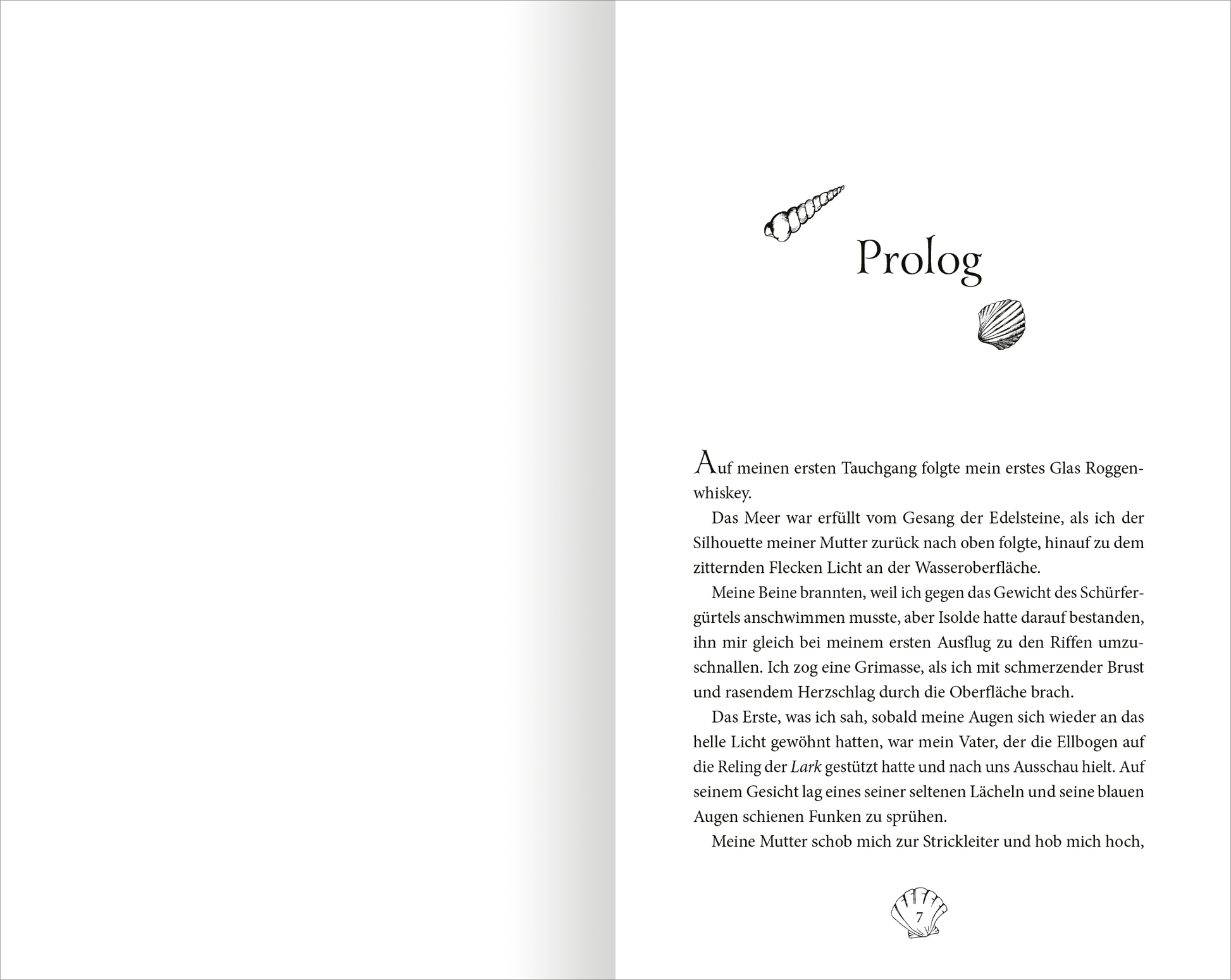 Gezeigt wird eine Innenansicht von „Fable – Das Geheimnis der Mitternacht“. Die linke Seite bleibt leer, während auf der rechten Seite der Titel „Prolog“ in großer, eleganter Schrift in Schwarz hervorgehoben ist. Der Text beginnt mit einer geschwungenen, gut lesbaren Serifenschrift. Über dem Titel sind skizzierte Muscheln und Strukturen angeordnet, die dem Layout eine maritime Note verleihen. Die sanfte Farbgebung unterstützt die Atmosphäre des Geheimnisvollen und Anziehenden.