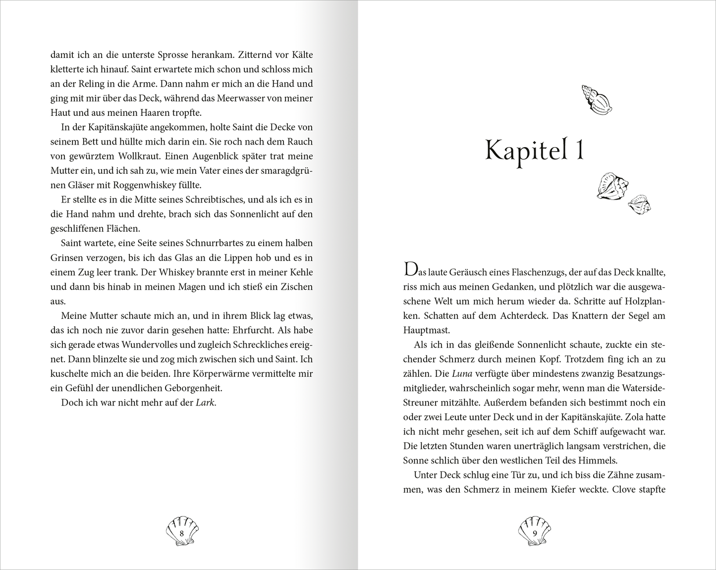 Gezeigt wird eine Innenansicht von „Fable – Das Geheimnis der Mitternacht“. Die Seiten sind im klassischen Layout mit klarer, gut leserlicher Schrift gestaltet. Die Kapitelüberschrift „Kapitel 1“ ist groß und prominent in einer eleganten Serifenschrift zentriert platziert. Der Text ist in einem sanften Grauton gehalten, um die Lesbarkeit zu fördern. An den Seiten befinden sich zarte Illustrationen von Muscheln, die dezent gestaltet sind und die maritime Thematik untermalen.