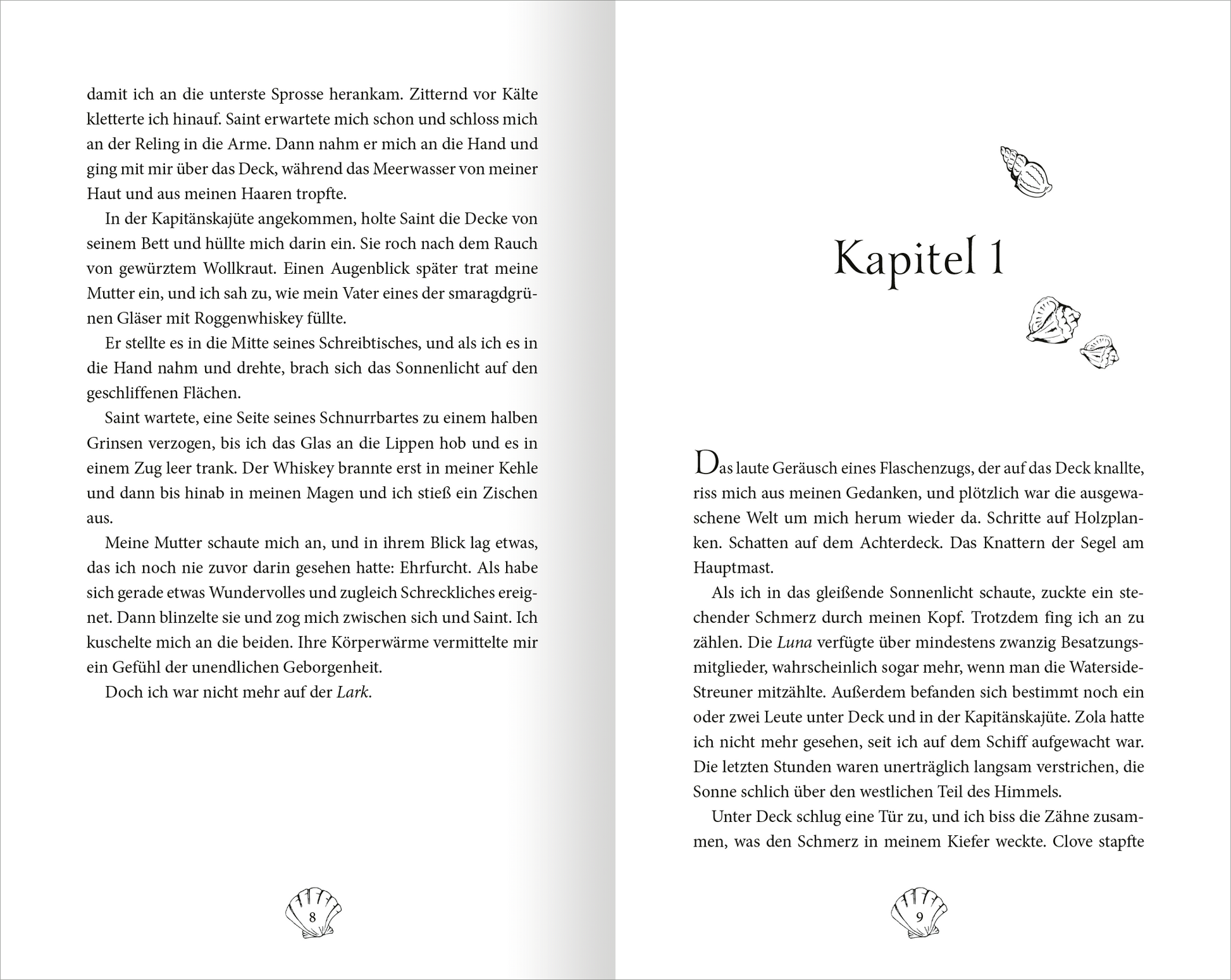 Gezeigt wird eine Innenansicht von „Fable – Das Geheimnis der Mitternacht“. Die Seiten sind im klassischen Layout mit klarer, gut leserlicher Schrift gestaltet. Die Kapitelüberschrift „Kapitel 1“ ist groß und prominent in einer eleganten Serifenschrift zentriert platziert. Der Text ist in einem sanften Grauton gehalten, um die Lesbarkeit zu fördern. An den Seiten befinden sich zarte Illustrationen von Muscheln, die dezent gestaltet sind und die maritime Thematik untermalen.